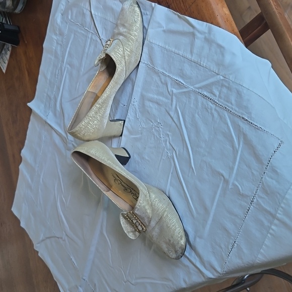 True vintage gold pumps! Fit size 10M! - Picture 3 of 8